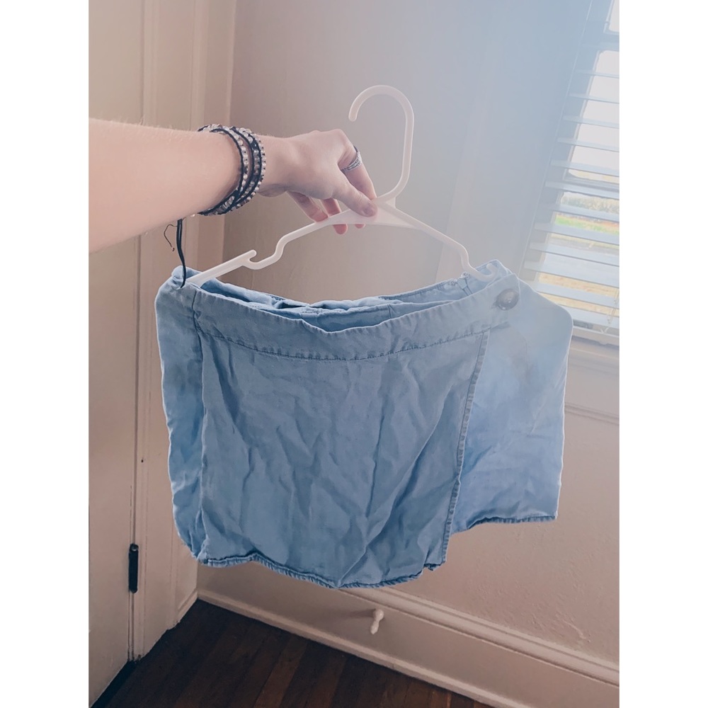 WRAP SKORT IN A LIGHT WASH DENIM// SIZE S